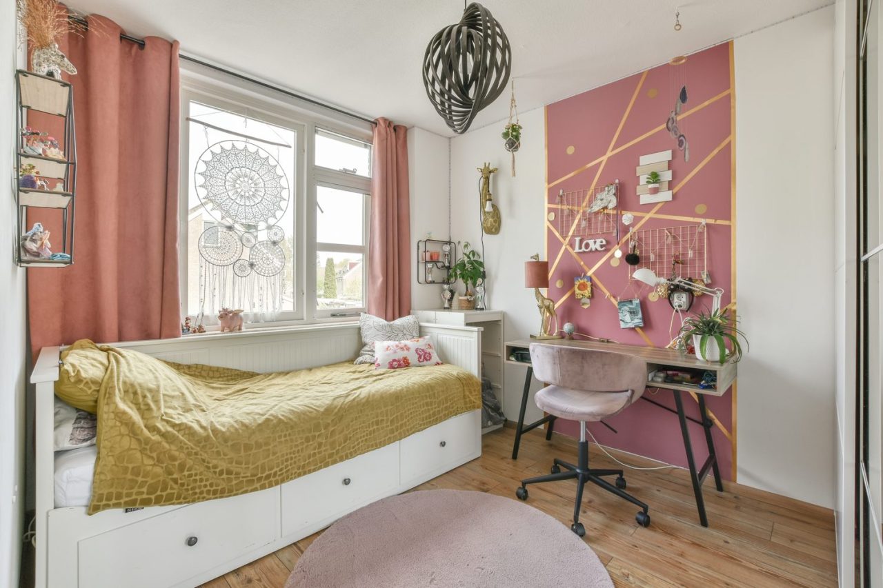 Chambre d’adolescent aménagée avec un lit, un bureau, des rangements et une décoration personnalisée.